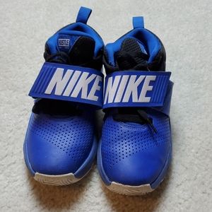 USED NIKE TEAM HUSTLE BLUE/WHITE SIZE 3.5Y